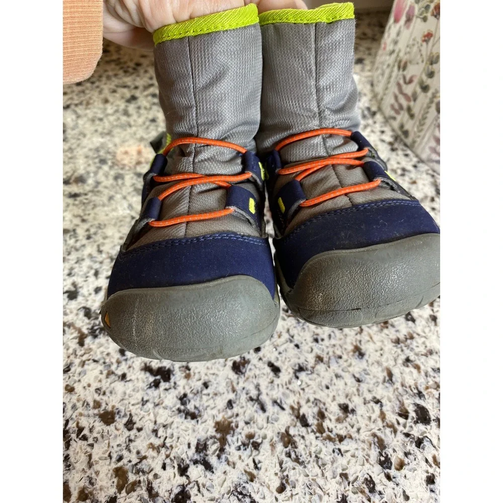 KEEN Winter Boots Kids Size 7 Grey Navy Blue Excellent Snow Hiking Shoes